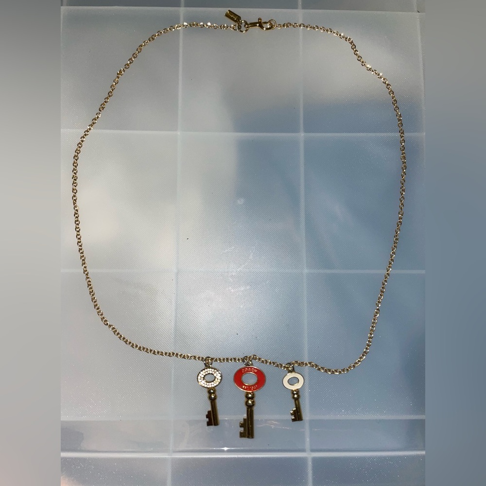 COACH SIGNATURE THREE KEY CHARM PENDANTS GOLDTONE 28” LONG NECKLACE CHAIN EUC - Picture 5 of 11